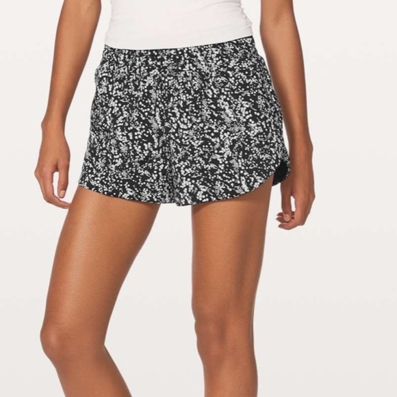 Lululemon Choose Side Short Black Chirasu Black Size 4 - Picture 1 of 8